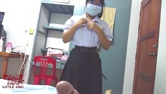 สาวไทยใส่แว่น สนิทสนมกับเพื่อน