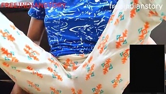 Desi Aunty'S Video Call With Indian Sister