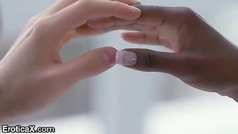 Ana Foxxx Nyter En Spennende Interracial Trekant Med Et Vågalt Par