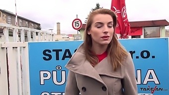 Hardcore-Sekretärin Victoria Daniels Wird Von Mehreren Typen Mit Sperma Bedeckt