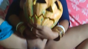 Halloween Témájú Találkozás: Kényszerített Intim Pillanat Az Egykori Partnerrel