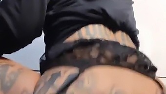 변기위에 앉아서 실수로 오줌을 쌌어