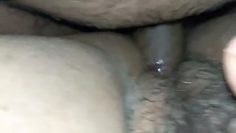 बालों वाली चूत वाली सेक्सी पत्नी को पीछे से चोदा जाता है।