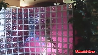 业余继妹在pov视频中展示她性感的曲线