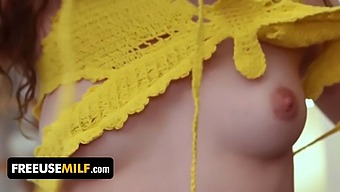 Η Ώριμη Barbie Ικανοποιεί Τις Ανάγκες Της Από Τη Θετή Κόρη Και Τον Θετό Της Γιο Σε Ένα Σκληροπυρηνικό Τρίο