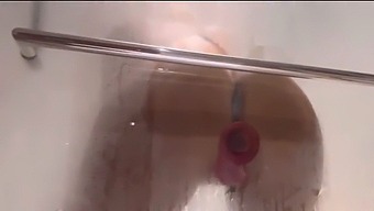 Doświadcz Ostatecznej Przyjemności Z Maxem Ryanem W Tym Filmie Z Dildo Pod Prysznicem