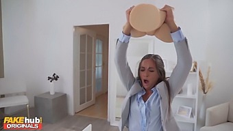 Η Ζήλια Της Lara Lee Οδηγεί Σε Ψεύτικο Μουνί Που Εκσπερματώνει Στο Πρόσωπο Και Στο Μουνί, Ζητώντας Συγγνώμη