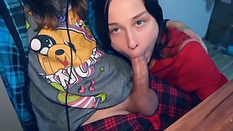 น้องสาวชอบให้ความสุขทางปากกับอวัยวะเพศระหว่างเล่นเกม