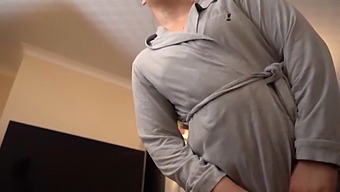 แม่ม่ายสุดเย้ายวนจับลูกเลี้ยงของเธอช่วยตัวเองและล่อลวงเขาเพื่อเย็ดกันใน Pov