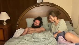 Zrzavá Nevlastní Matka Dává Vášnivý Orální Sex V Hd