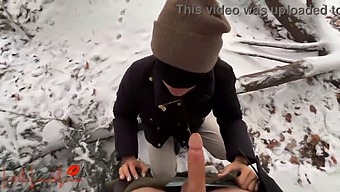 亚洲宝贝luna在公园里给了一个雪覆盖的口交,然后险些被抓住!