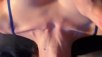 Uma Jovem Morena Realiza Um Sexo Oral Profundo, Retendo O Sêmen Em Sua Boca.