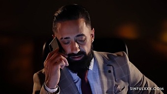 O Secretară Este Legată Și Penetrată Sexual Pe Un Set De Scări