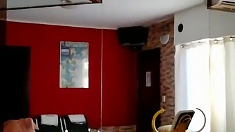 Žena, Motivirana Z Denarjem, Zadovoljuje Mladega Tujca S Svojimi Spolnimi Veščinami
