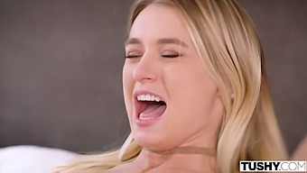 Blondi Beibi Ratsastaa Kaksi Kyrpää Kuuma Kolmikko