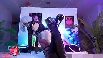 O Doamnă Într-O Ținută Nier Automata Ia Cu Nerăbdare Un Penis Mare