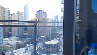 Odvážná Hráčka Se Odhaluje Na Balkóně Na Veřejnosti