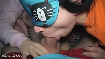 אוסף של זרימות זרע על חלקים שונים בגוף, כולל ציצים, פה ופטמות