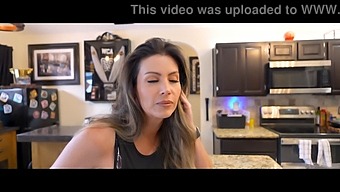 Hotwife Coco Vandi Em Jogo De Strip Poker Com O Enteado.