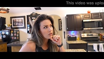 Coco Vandi Em Um Jogo De Strip Poker Quente Com Minha Madrasta.