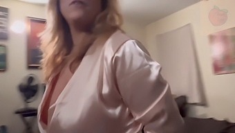 La Hija De Papá Hace Que La Madrastra Se Acerque (Acostumbrada)